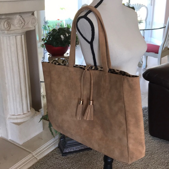 FASHION ESSENTIALS Distressed Tote - Picture 3 of 8